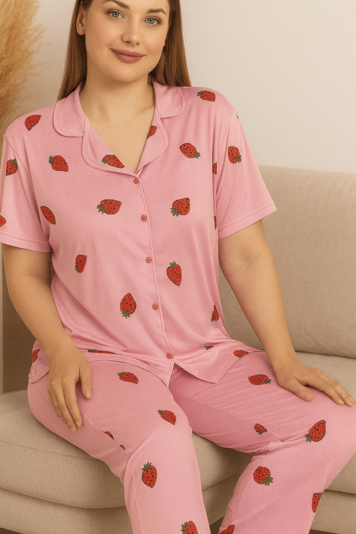 Pembe Çilekli Milan Likralı Gömlek Yaka Düğmeli Uzun Altlı Pijama Takımı